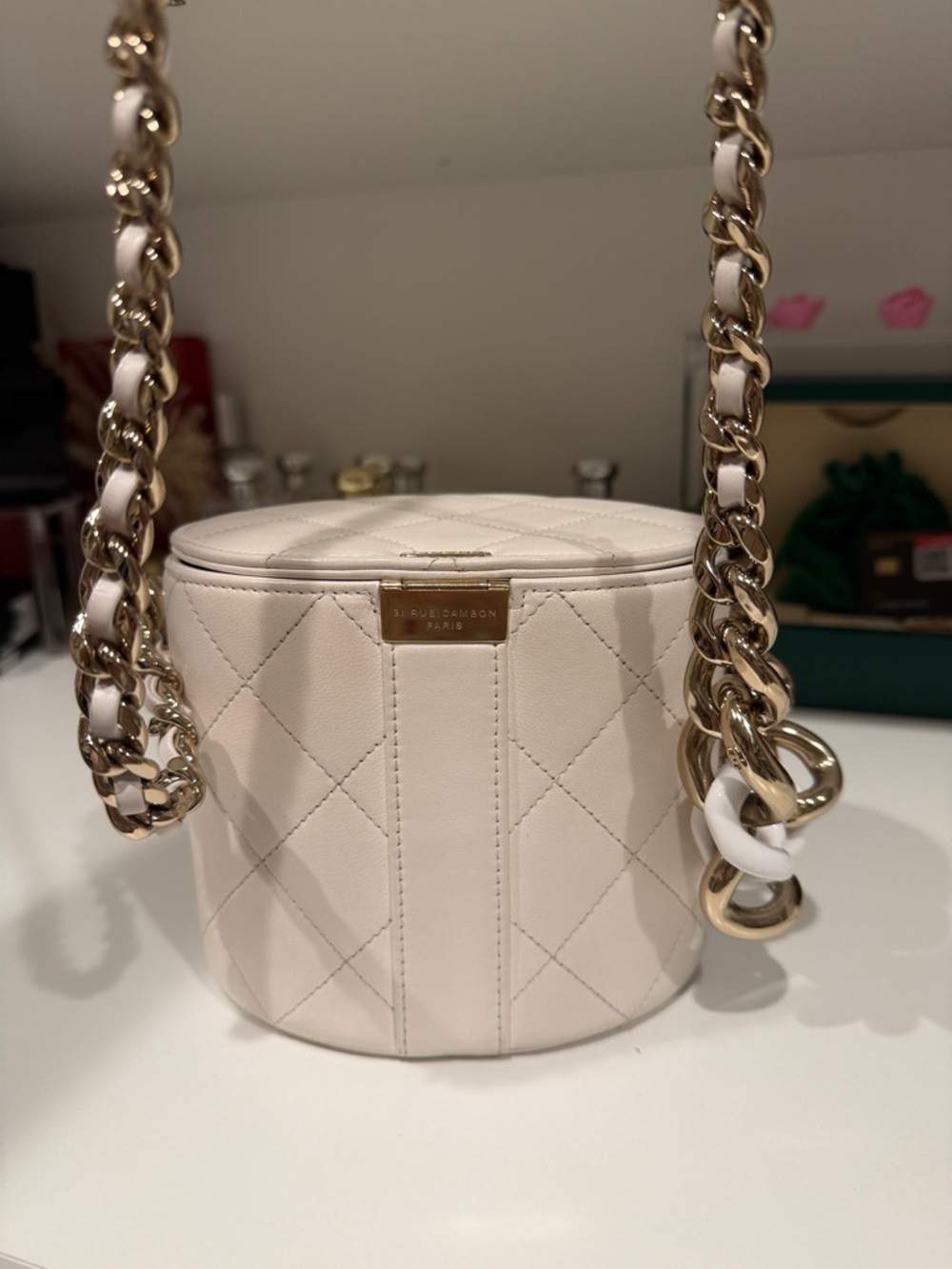 Chanel vintage lambskin, vanity case round bucket style with cc Turlock & chain - Picture 10 of 16